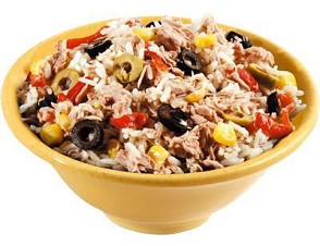 салат: рис, оливки, варёная кукуруза, красный перец, тунец